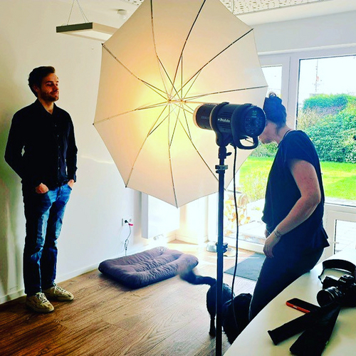 Gestern hatten wir ein besonderes Event im Büro:
Entspanntes Fotoshooting mit Blende 79.
- Danke Nicole! -